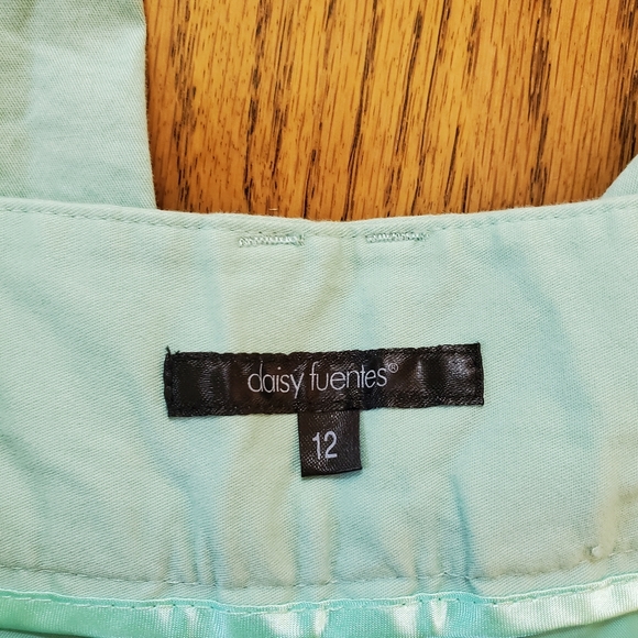 NWT Daisy Fuentes size 12 capris. - Picture 3 of 6
